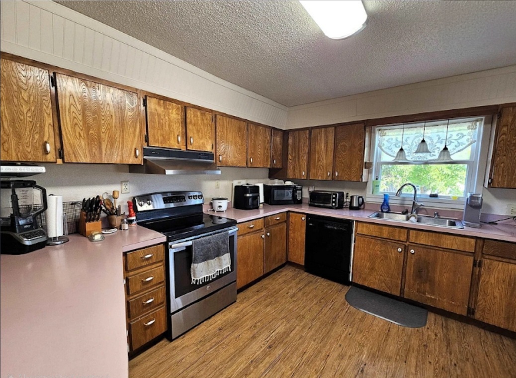 Eat-in kitchen